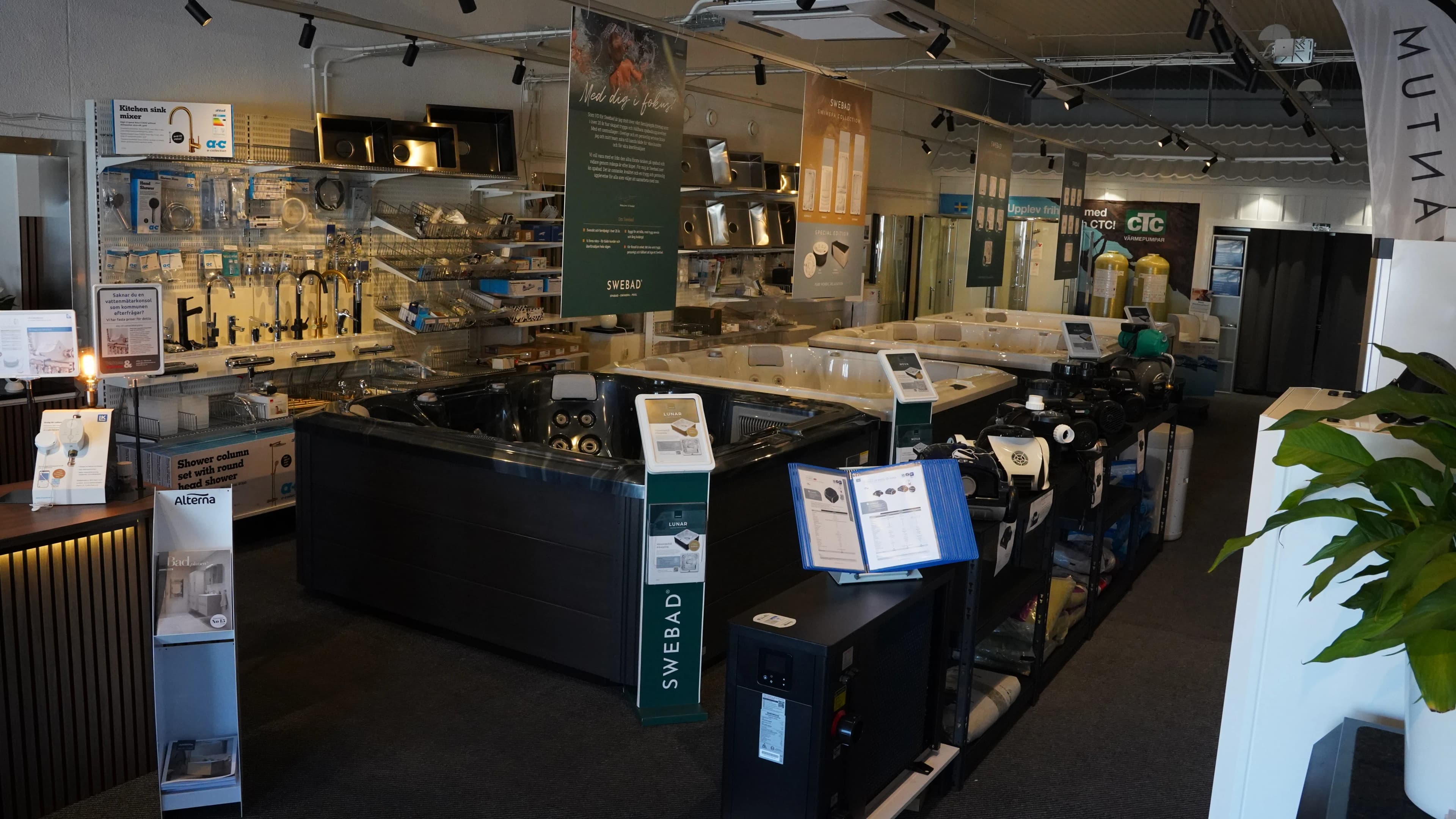 Översiktsvy över showroomet hos Vatten & Värme på Allén i Västervik med spabad, värmesystem och VVS-produkter.