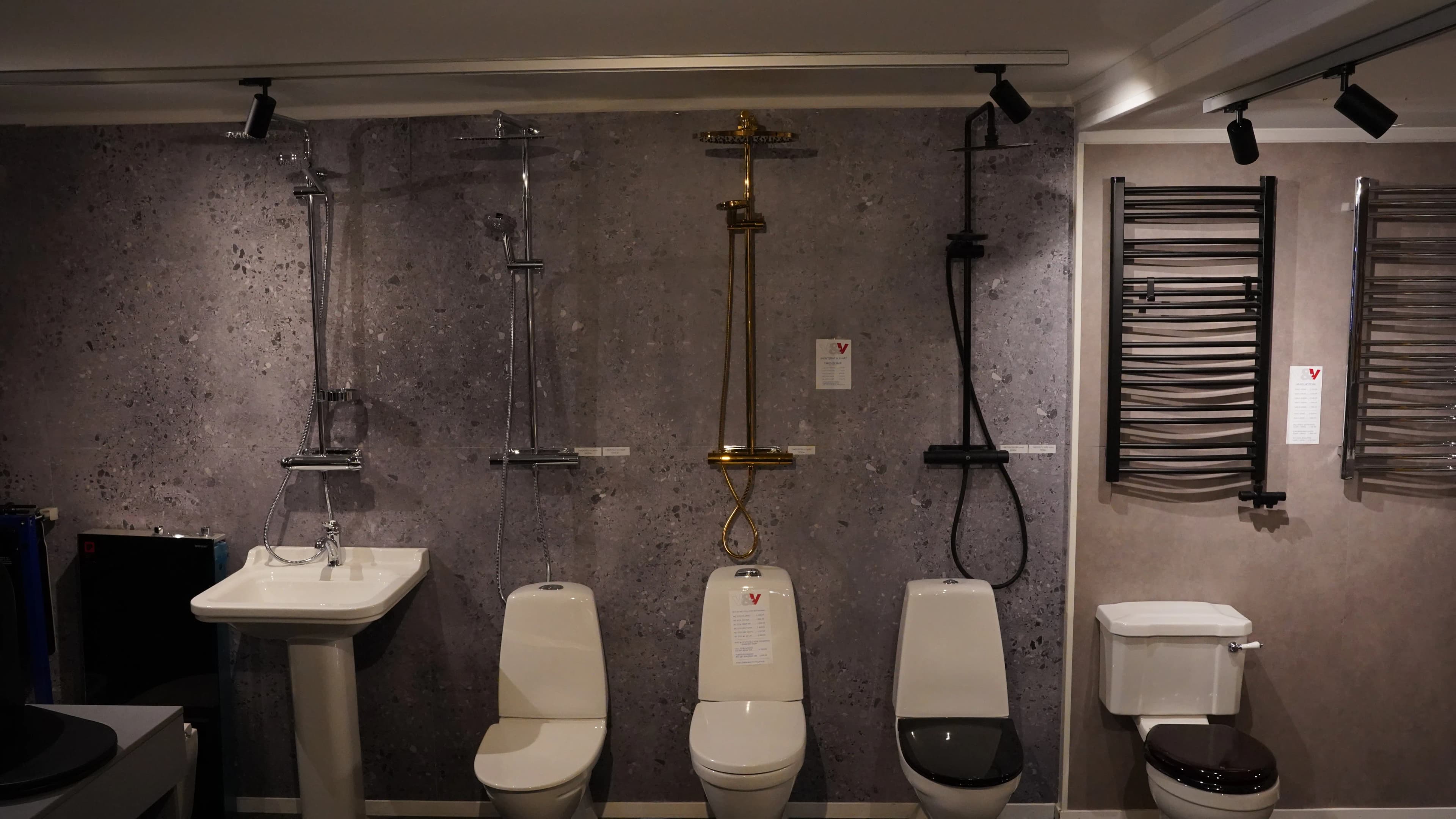 Toaletter och duschblandare utställda i showroom hos Vatten & Värme på Allén i Västervik.